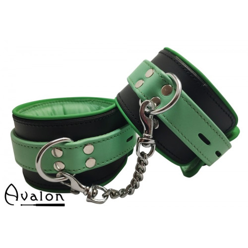 Avalon - Sengekos - Alchemy - Polstrede Fotcuffs - Sort og Grønn Avalon - Sengekos - Alchemy - Polstrede Fotcuffs - Sort og Grønn