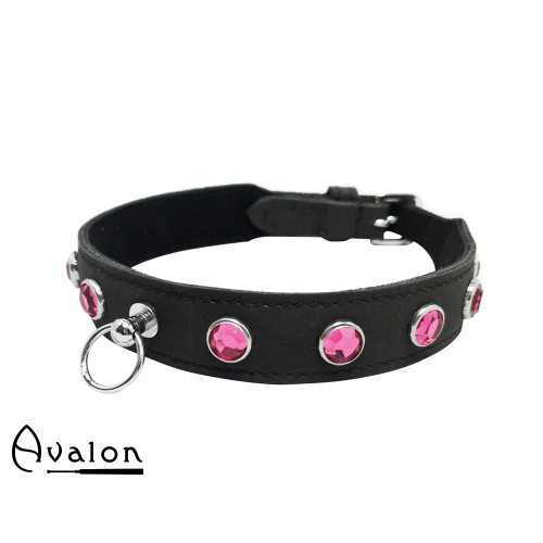 Avalon - DEVOTION - Collar med Rosa runde Stener og O-ring Avalon - DEVOTION - Collar med Rosa runde Stener og O-ring